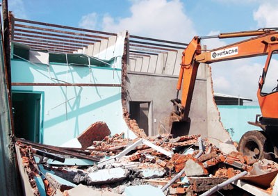 Local government coerce removing illegally built houses in Binh Chanh District (Photo: SGGP)